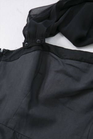 La defenceのロールデザインブラックドレス