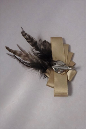 羽飾りヘアアクセサリー（コサージュ）