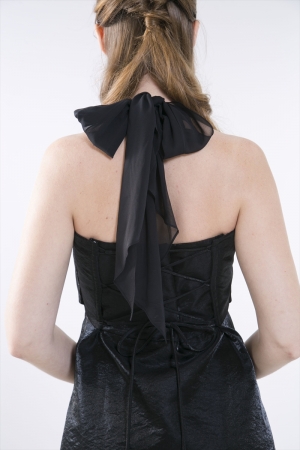 La defenceのロールデザインブラックドレス